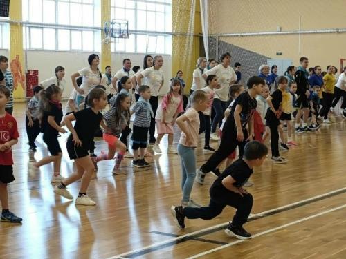 4 апреля в предверии всемирного дня здоровья на базе фок Родники - Арена прошел традиционный районый фитнес - фестиваль спорт! 02