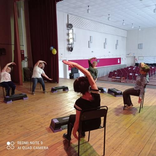 Упражнение на стульях для похудения. 01