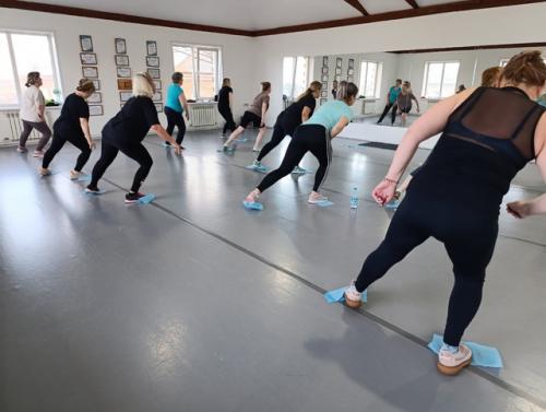 Глайдинг - разновидность занятий фитнесом, основанная на скольжении. 02