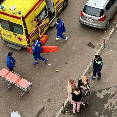 В Москве произошёл пугающий случай: в новостройке на улице Обручёва лифт с девушкой внутри внезапно пошёл вниз с 12-го этажа. 

