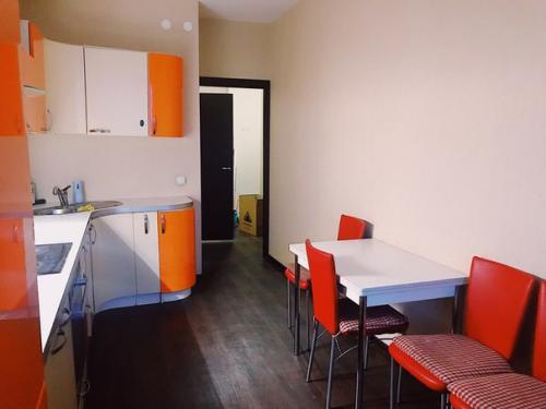 Ребята, привет!  Я в поисках хороших людей для своей хорошей 1-комнатной, но вместительной квартиры. 02