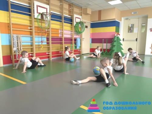 В нашем детском саду успешно проходят занятия кружка Фитнес для Детей под руководством инструктора физической культуры! 05