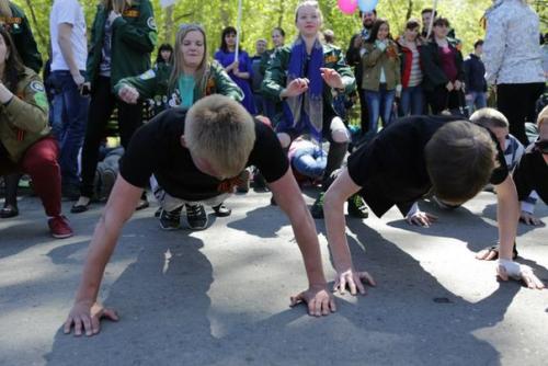 Молодёжь кургана установила Рекорд Победы. 01