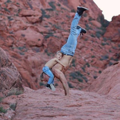 29-Летний акробат Уэйн скивингтон из цирка Cirque du Soleil стал самым популярным отцом - одиночкой инстаграма. 08