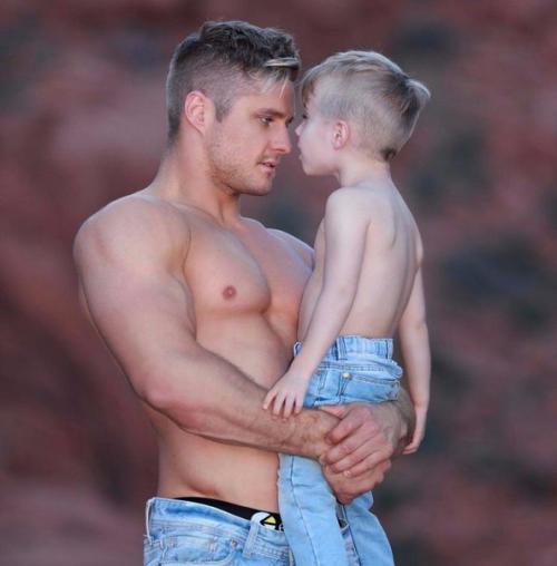 29-Летний акробат Уэйн скивингтон из цирка Cirque du Soleil стал самым популярным отцом - одиночкой инстаграма. 04