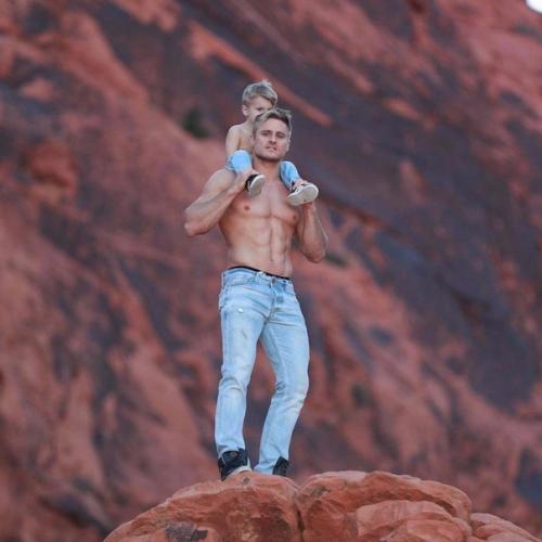 29-Летний акробат Уэйн скивингтон из цирка Cirque du Soleil стал самым популярным отцом - одиночкой инстаграма. 02