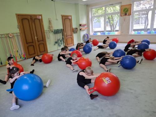 Детский фитнес - это не столько эффективный набор упражнений, сколько правильная мотивация детей. 06