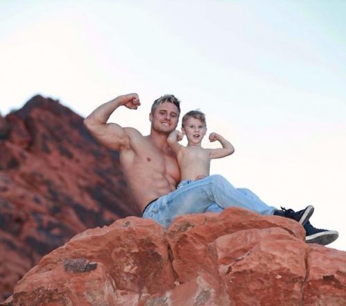 29-Летний акробат Уэйн скивингтон из цирка Cirque du Soleil стал самым популярным отцом - одиночкой инстаграма. 01