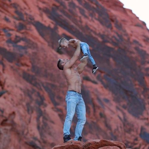 29-Летний акробат Уэйн скивингтон из цирка Cirque du Soleil стал самым популярным отцом - одиночкой инстаграма. 06