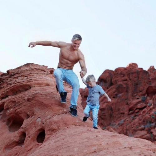 29-Летний акробат Уэйн скивингтон из цирка Cirque du Soleil стал самым популярным отцом - одиночкой инстаграма. 05