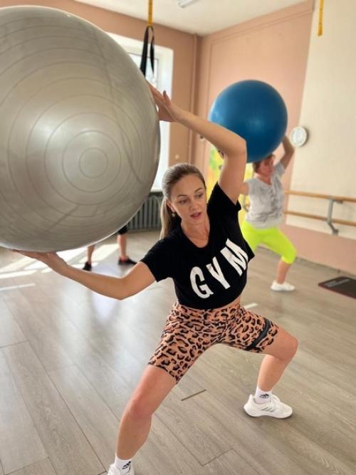 Утренние тренировки в фитнес клубе являются отличной возможностью для тех, кто стремится сохранить свое здоровье и поддерживать свою форму. 01