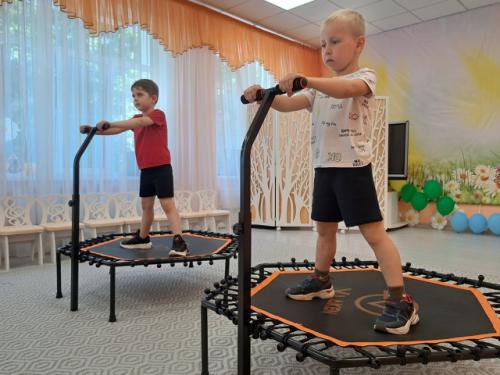 Джампинг-фитнес - тренировках на батуте под зажигательную музыку. 04