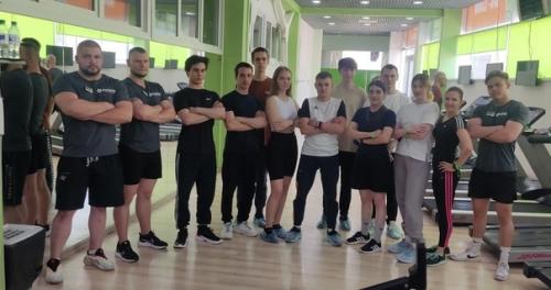 В минувшие выходные классный руководитель Южакова Екатерина Владимировна с группой 9 СТР - 401 посетили фитнес - центр Апельсин. 02