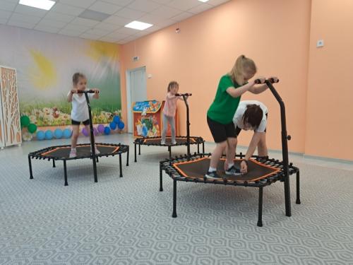 Джампинг-фитнес - тренировках на батуте под зажигательную музыку. 06