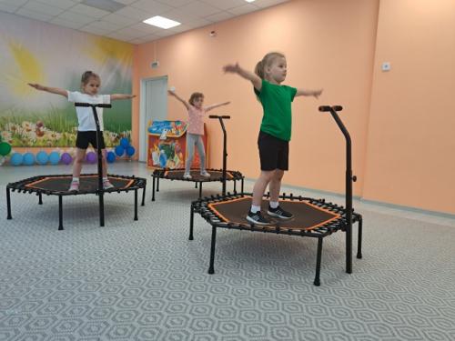 Джампинг-фитнес - тренировках на батуте под зажигательную музыку. 07