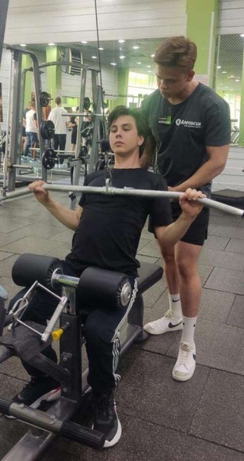 В минувшие выходные классный руководитель Южакова Екатерина Владимировна с группой 9 СТР - 401 посетили фитнес - центр Апельсин. 01