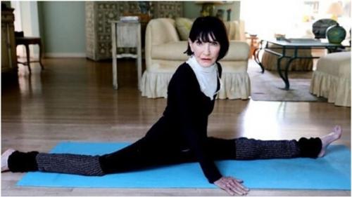 Для тех, кто сомневается, можно ли после 40-50 лет сесть на шпагат, отвечаю - можно. 02 Для тех, кто сомневается, можно ли после 40-50 лет сесть на шпагат, отвечаю - можно. 02