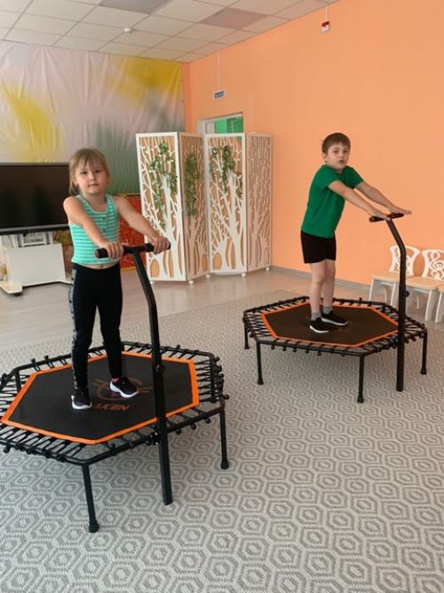 Джампинг-фитнес - тренировках на батуте под зажигательную музыку. 03