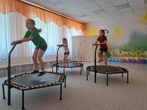 Джампинг-фитнес - тренировках на батуте под зажигательную музыку. 05