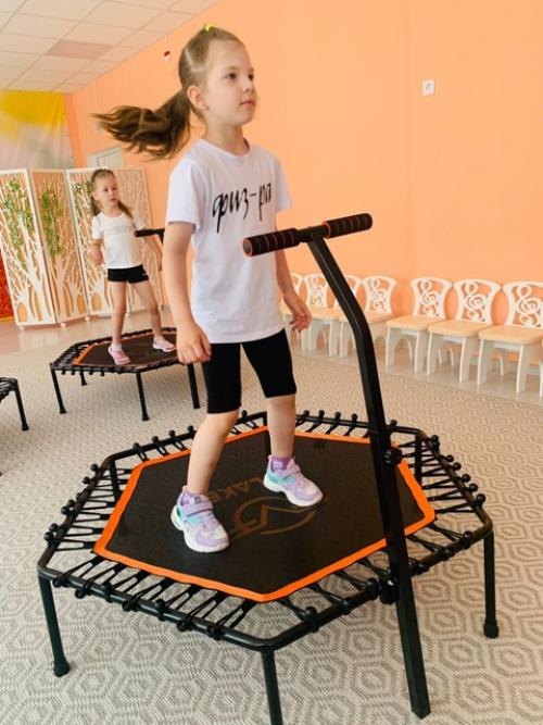 Джампинг-фитнес - тренировках на батуте под зажигательную музыку. 01