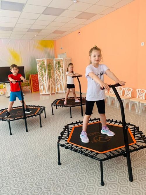 Джампинг-фитнес - тренировках на батуте под зажигательную музыку. 02