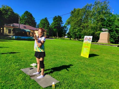 Как полезны для здоровья физические упражнения на свежем воздухе да еще и с принятием солнечных ванн одновременно! 03