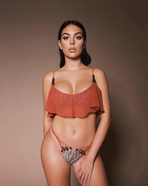 Девушка роналдо может похвастаться потрясающей фигурой. 05