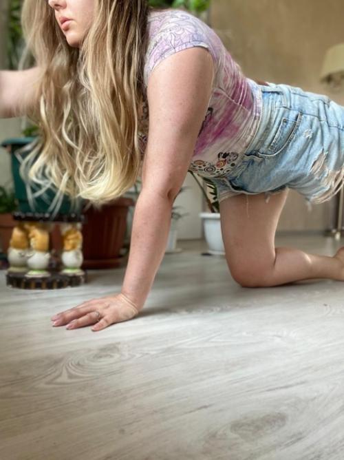 Мы в деревне с дочей и я не могу пока ходить на свою секцию по йогалатесу. 03