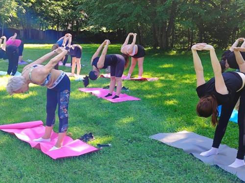 Как полезны для здоровья физические упражнения на свежем воздухе да еще и с принятием солнечных ванн одновременно! 02