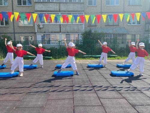 На занятиях по степ - аэробике Весёлые Ступеньки дошколята с удовольствием выполняют упражнения на степ - платформах. 01