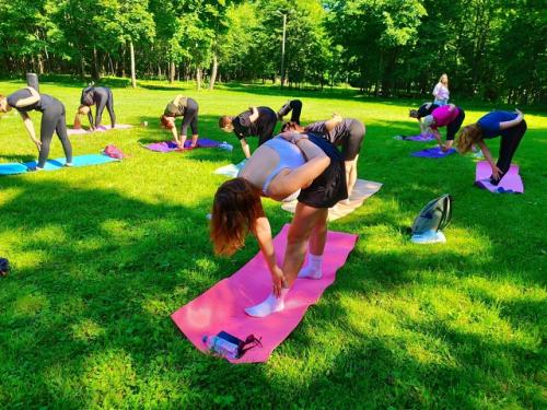 Как полезны для здоровья физические упражнения на свежем воздухе да еще и с принятием солнечных ванн одновременно! 07