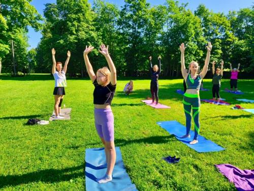 Как полезны для здоровья физические упражнения на свежем воздухе да еще и с принятием солнечных ванн одновременно! 01