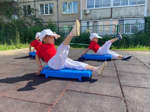 На занятиях по степ - аэробике Весёлые Ступеньки дошколята с удовольствием выполняют упражнения на степ - платформах. 02