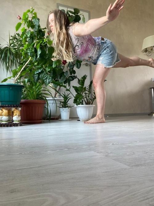 Мы в деревне с дочей и я не могу пока ходить на свою секцию по йогалатесу. 05