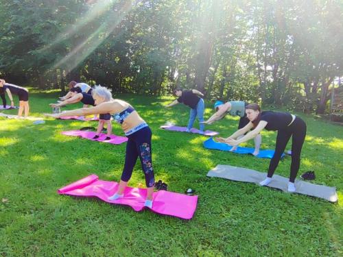 Как полезны для здоровья физические упражнения на свежем воздухе да еще и с принятием солнечных ванн одновременно! 08