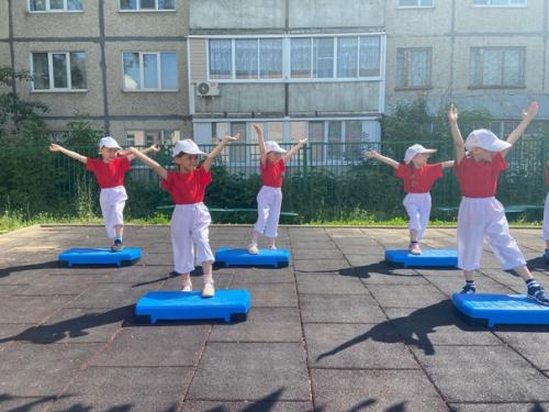 На занятиях по степ - аэробике Весёлые Ступеньки дошколята с удовольствием выполняют упражнения на степ - платформах. 03