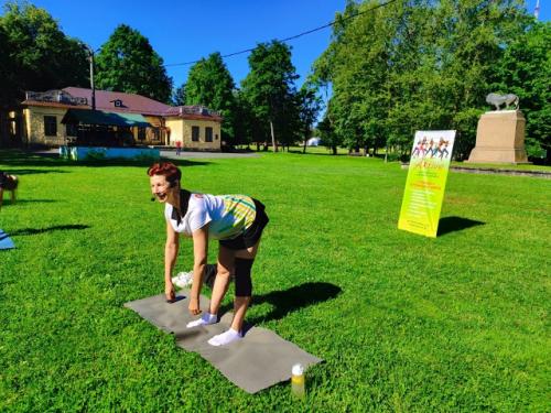 Как полезны для здоровья физические упражнения на свежем воздухе да еще и с принятием солнечных ванн одновременно! 04