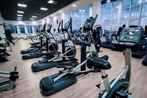 Приходя на гостевые тренировки, наши клиенты часто обращаются к менеджерам с просьбой: а расскажите про тренажеры! 01 Приходя на гостевые тренировки, наши клиенты часто обращаются к менеджерам с просьбой: а расскажите про тренажеры! 01