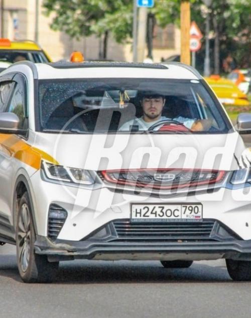 Водитель яндекс.  Такси терроризирует пассажирок, унижая и снимая их на камеру. 01