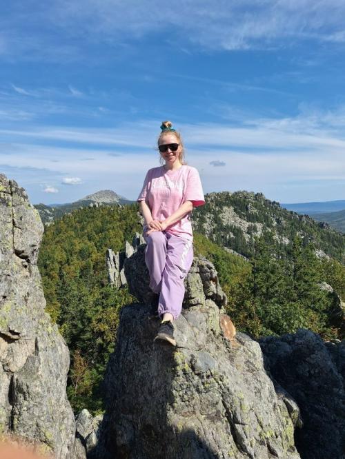 Понедельник 18-00 фитнес ( степы, гантели, фитнес - мячи, валики), 19-00 кардио тренировка. 02