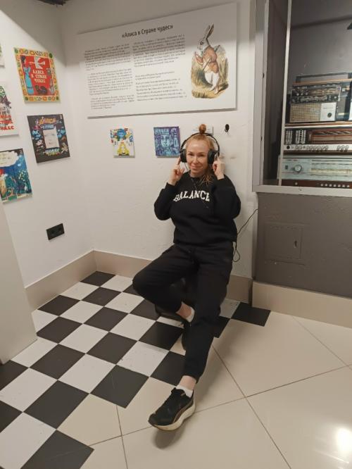 Понедельник 18-00 фитнес ( степы, гантели, фитнес - мячи, валики), 19-00 кардио тренировка. 03