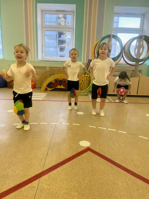 Двигательную активность детей на фитнес - тренировке мы развиваем через использование игровых приёмов. 02