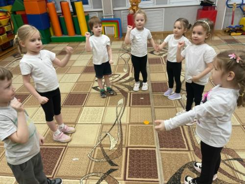 На занятии по детскому фитнесу дети средних групп выполняли упражнения стретчинга (растяжки. 03