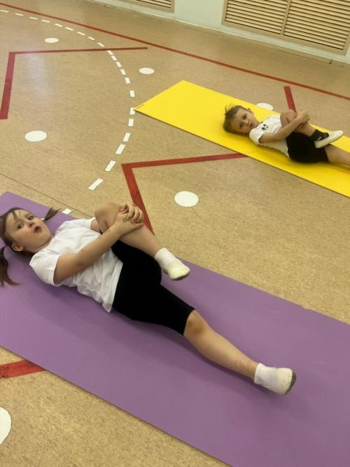 Двигательную активность детей на фитнес - тренировке мы развиваем через использование игровых приёмов. 05