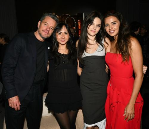 Мэтт Деймон появился на публике вместе с супругой и тремя дочерьми. 01