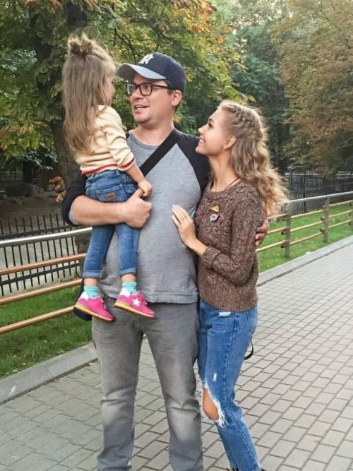 Кристина асмус поделилась тёплыми воспоминаниями о 2016 годе и показала редкие архивные кадры. 
