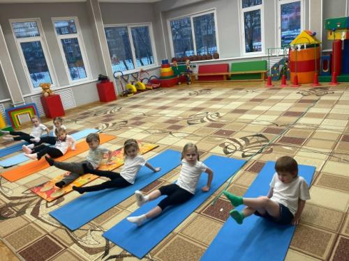 На занятии по детскому фитнесу дети средних групп выполняли упражнения стретчинга (растяжки. 04