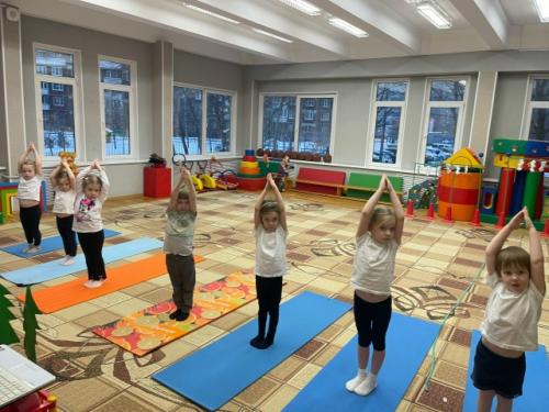 На занятии по детскому фитнесу дети средних групп выполняли упражнения стретчинга (растяжки. 07