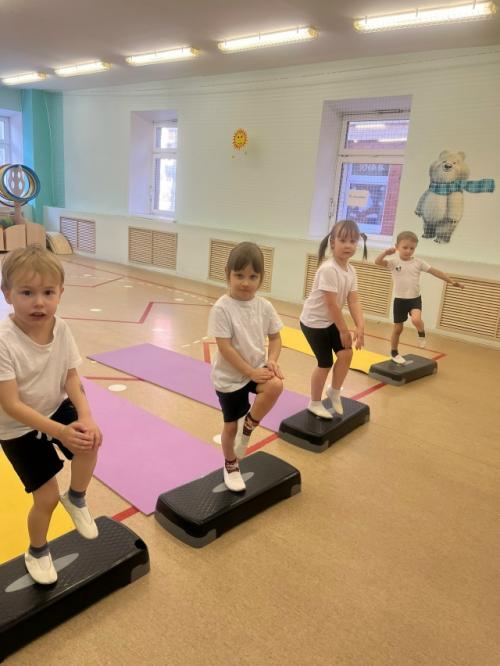 Двигательную активность детей на фитнес - тренировке мы развиваем через использование игровых приёмов. 01