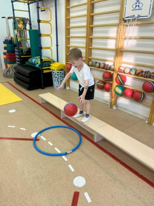 Двигательную активность детей на фитнес - тренировке мы развиваем через использование игровых приёмов. 03